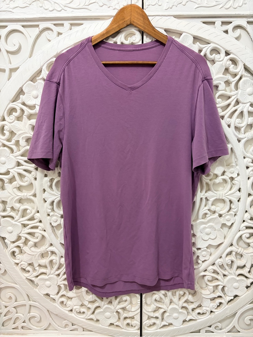 Lululemon Men’s V Neck Short Sleeve Shirt Purple EST Large